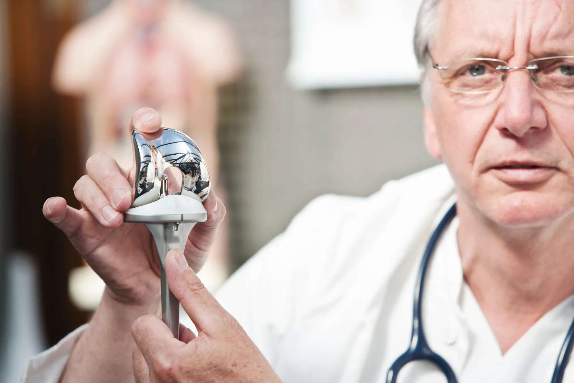 Artrosis de rodilla tratamientos actuales, desde fisioterapia hasta prótesis, para aliviar el dolor y mejorar tu día a día