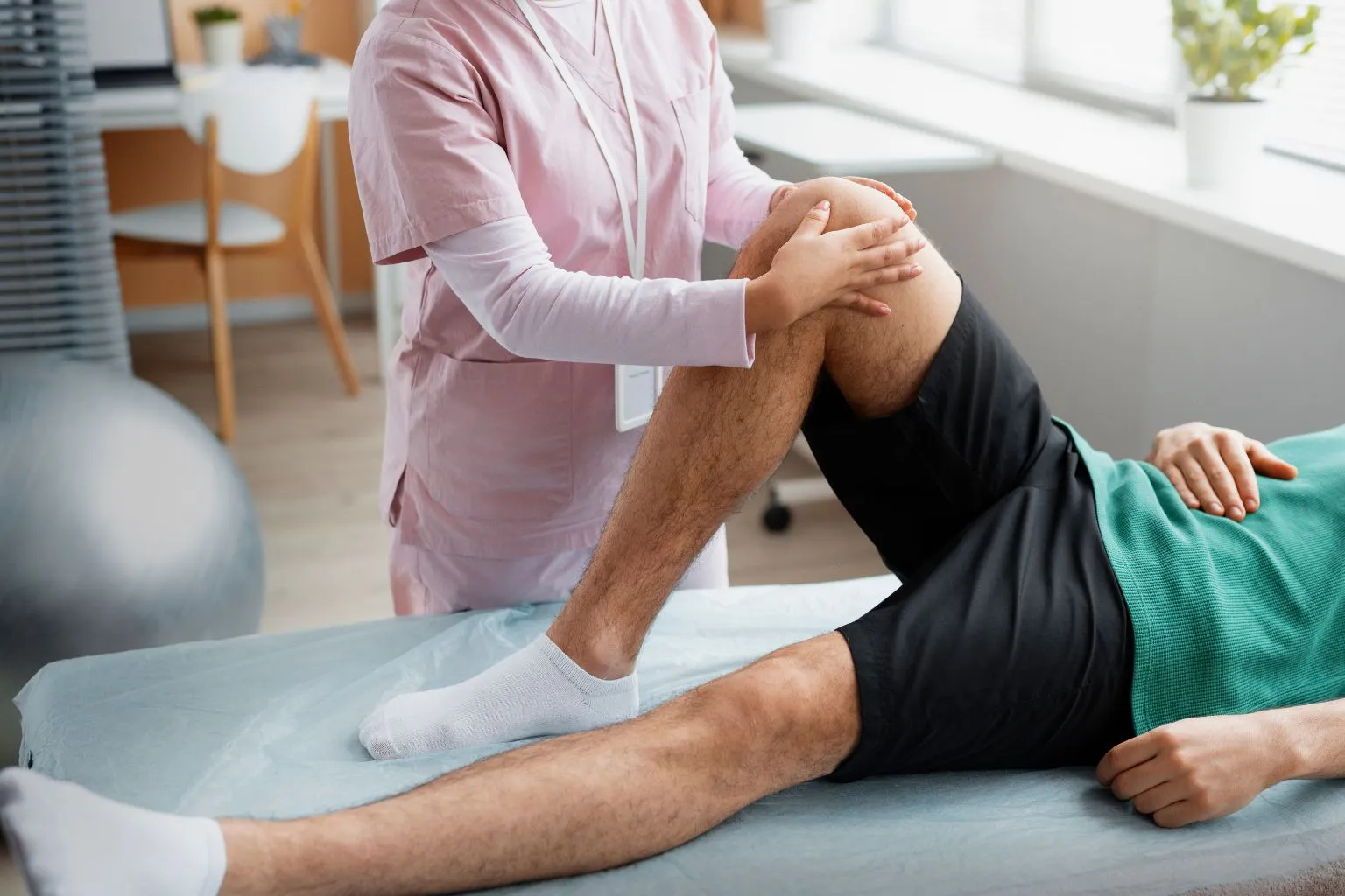 Impacto de la fisioterapia domiciliaria en recuperación de rodilla